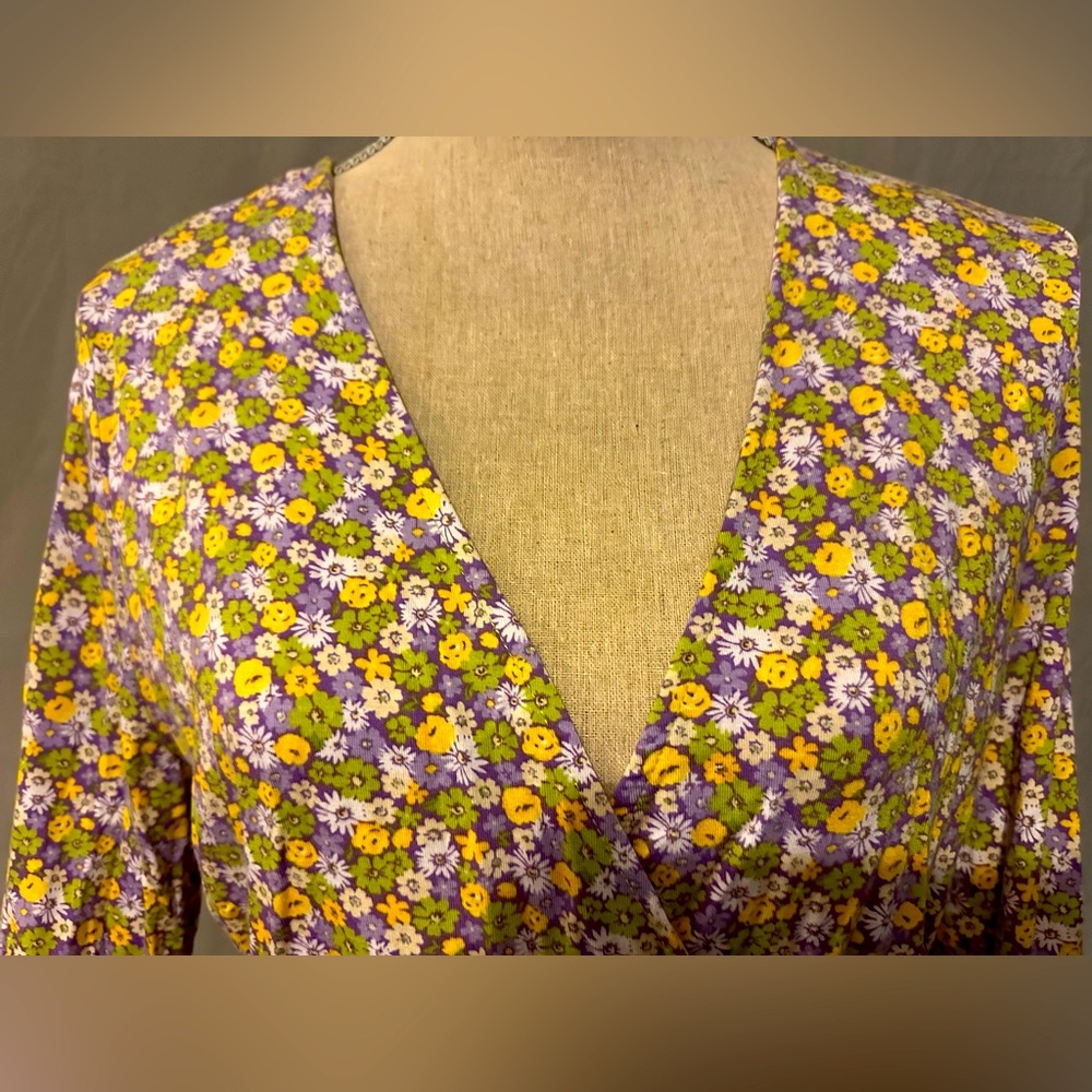 NWT Forever21 in 0X size. V neckline crop top long sleeves and floral pattern
